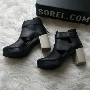 Sorel Margo cut out boot